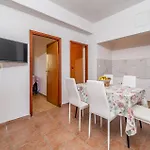 2 Bedroom Gorgeous In Barbat na Rabu