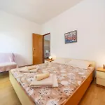 2 Bedroom Gorgeous In Barbat na Rabu
