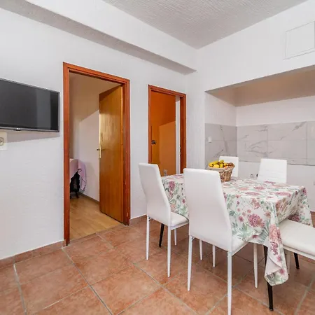 2 Bedroom Gorgeous In Barbat na Rabu